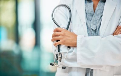 Informe pericial por mala praxis en urgencias: alta precoz, diagnóstico tardío y cómo se acredita el daño