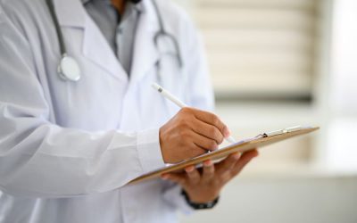 Peritaje médico por latigazo cervical: cómo demostrar la lesión cuando la aseguradora minimiza el daño